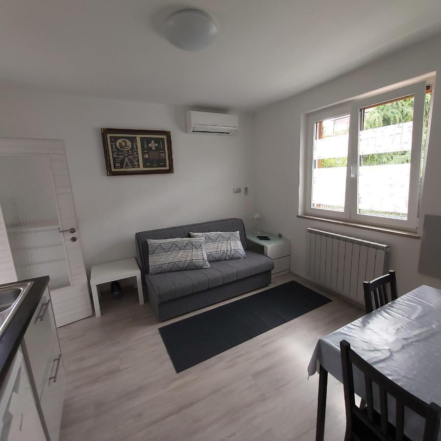 Apartmaji V Izoli Babic, Simonov Zaliv イゾラ エクステリア 写真