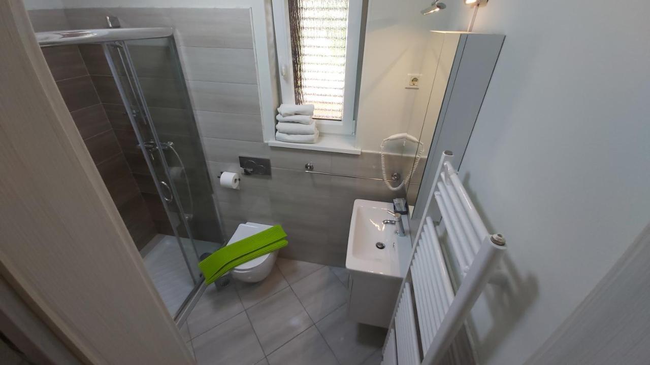 Apartmaji V Izoli Babic, Simonov Zaliv イゾラ エクステリア 写真