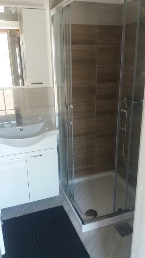 Apartmaji V Izoli Babic, Simonov Zaliv イゾラ エクステリア 写真