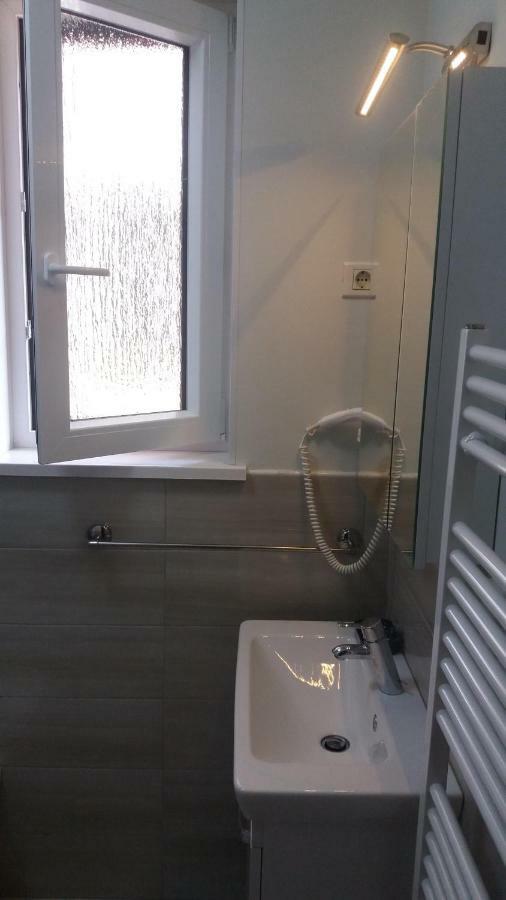 Apartmaji V Izoli Babic, Simonov Zaliv イゾラ エクステリア 写真